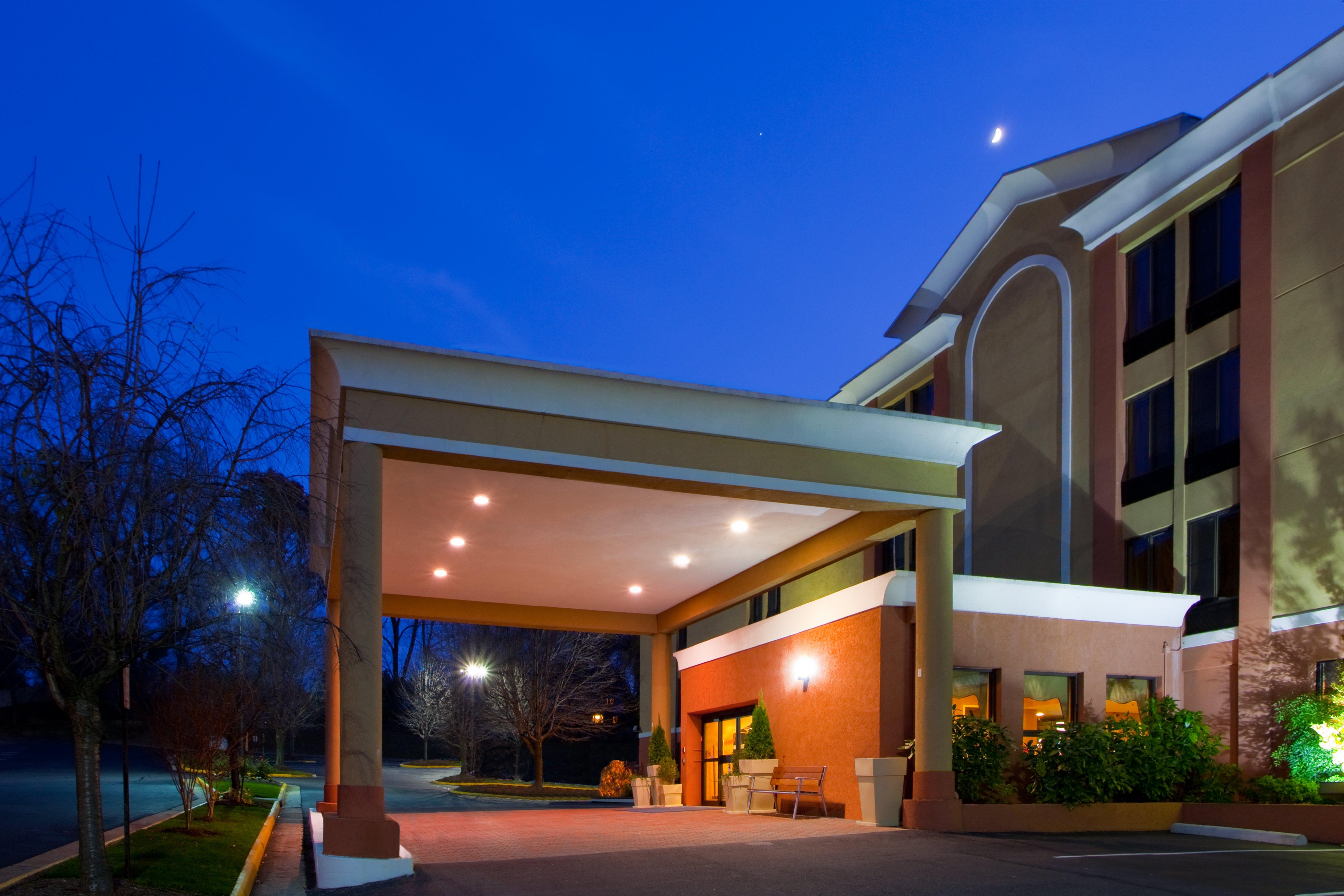 Holiday Inn Express Fairfax-Arlington Boulevard By Ihg Exterior foto